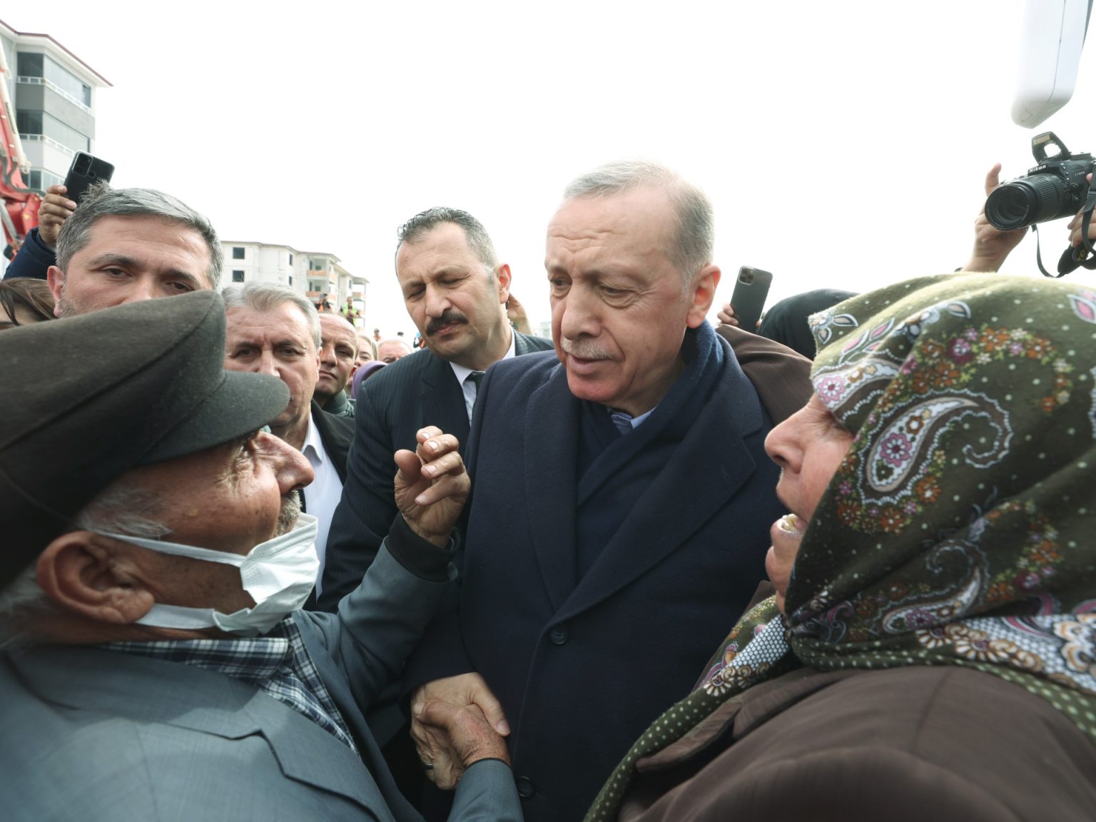 زلزال تركيا.. أردوغان يعد بتسريع مشروع التحوّل الحضري وإعلان عودة 42 ألف سوري إلى بلادهم (فيديو)