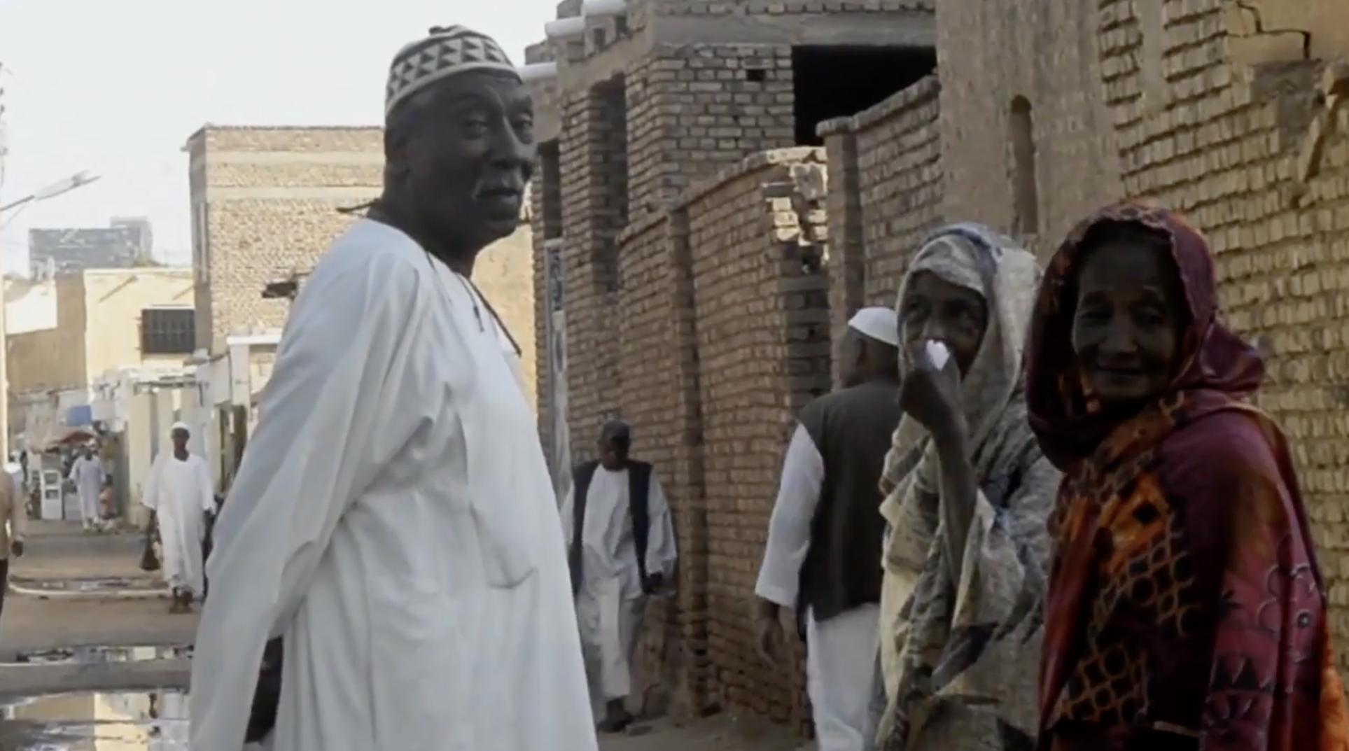 عبّر السودانيون العائدون إلى وطنهم من اللجوء عن فرح عارم