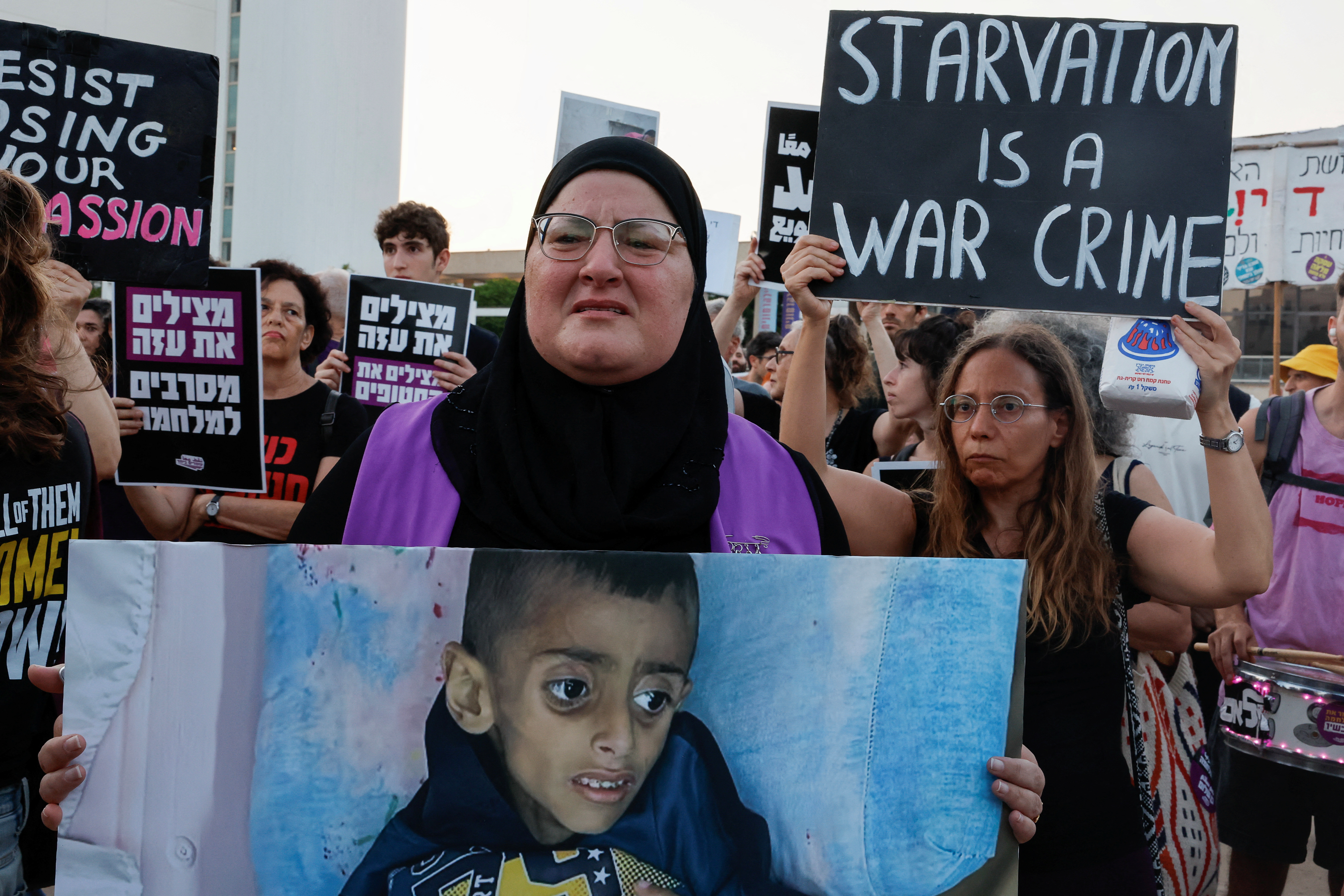 المتظاهرون رفعوا صورا تبرز معاناة أطفال غزة من الجوع