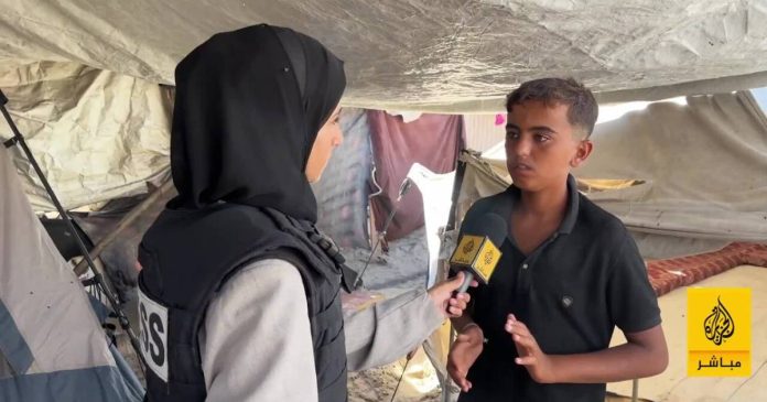 طفل من غزة.. غلبته دموعه وانسحب باكيا من لقاء مع الجزيرة مباشر (فيديو)