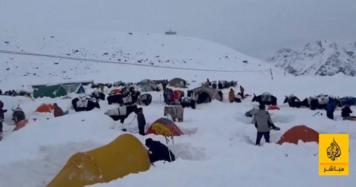 عاصفة ثلجية تحاصر المئات في جبل إيفرست (فيديو)