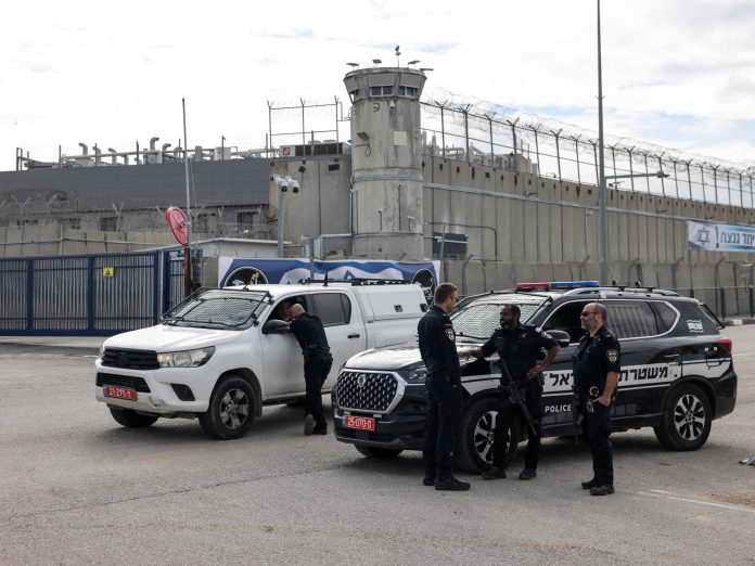 “الاحتلال انتهى من تجميع الأسرى المقرر الإفراج عنهم ضمن الصفقة”: صحفي فلسطيني