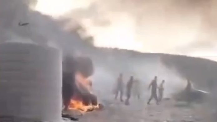 مستوطنون يشعلون النار في أراضٍ زراعية وسيارات قرب طولكرم (فيديو)
