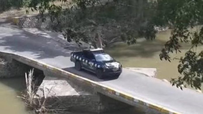 جامايكا.. متهم في قضية اعتداء جنسي يقفز من سيارة شرطة إلى نهر (فيديو)