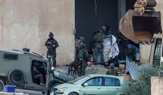 إخلاء سبيل الجنود المتهمين بإعدام شابين فلسطينيين في جنين (فيديو)