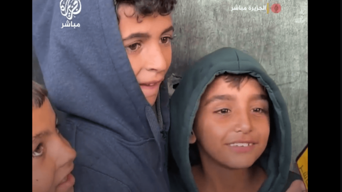 العودة إلى المدرسة.. أحلام بسيطة لأطفال غزة عقب افتتاح صفين دراسيين في مركز إيواء بمدينة خان يونس (شاهد)