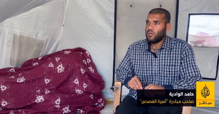 من قلب الخيام.. فلسطيني يؤسس “أسرة الفصحى” حفاظا على اللغة (فيديو)