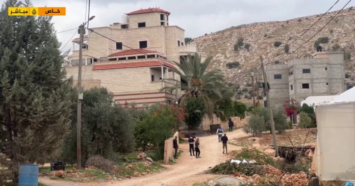 شاهد: الاحتلال يطارد الصحفيين بطائرة مسيرة في الفارعة